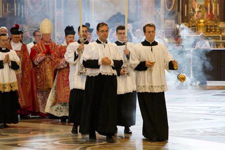 Pontifical Mass in the Vetus Ordo (Extraordinary Form) for pilgrims on the occasion of the tenth anniversary of 'Summorum Pontificum' inside St. Peter's Basilica, Sept. 16, 2017 Pontifical Mass in the Vetus Ordo (Extraordinary Form) for pilgrims on the occasion of the tenth anniversary of 'Summorum Pontificum' inside St. Peter's Basilica, Sept. 16, 2017