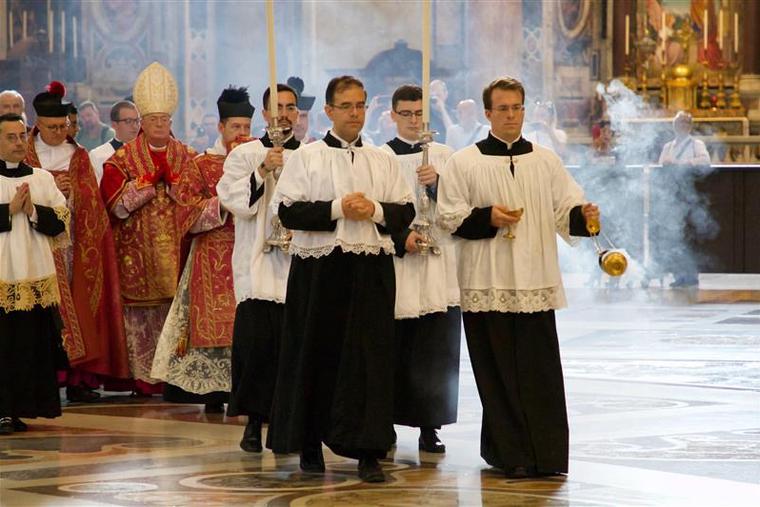 Pontifical Mass in the Vetus Ordo (Extraordinary Form) for pilgrims on the occasion of the tenth anniversary of 'Summorum Pontificum' inside St. Peter's Basilica, Sept. 16, 2017 Pontifical Mass in the Vetus Ordo (Extraordinary Form) for pilgrims on the occasion of the tenth anniversary of 'Summorum Pontificum' inside St. Peter's Basilica, Sept. 16, 2017
