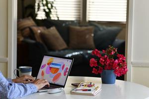 This illustration photo shows a person working on their laptop from a home office in Los Angeles on August 14, 2021. In the United States, companies are delaying one after another the return of their employees to the office, worried about the new wave of contaminations with the spread of the Delta variant. This illustration photo shows a person working on their laptop from a home office in Los Angeles on August 14, 2021. In the United States, companies are delaying one after another the return of their employees to the office, worried about the new wave of contaminations with the spread of the Delta variant.