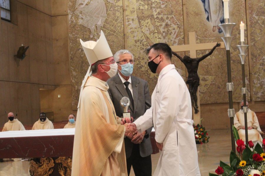 Major Daniel E. O'Connell, MD, MPH, receives the 2021 Catholic Doctor of the Year Award on Oct. 26, during the Archdiocese of Los Angeles’ annual Mass for Catholic Healthcare Professionals. Major Daniel E. O'Connell, MD, MPH, receives the 2021 Catholic Doctor of the Year Award on Oct. 26, during the Archdiocese of Los Angeles’ annual Mass for Catholic Healthcare Professionals.