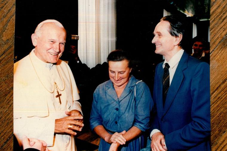 Wanda Półtawska, c, speaks with her dear friend Pope John Paul II in the company of her husband, philosopher Andrzej Półtawski, who died in 2020. Wanda Półtawska, c, speaks with her dear friend Pope John Paul II in the company of her husband, philosopher Andrzej Półtawski, who died in 2020.