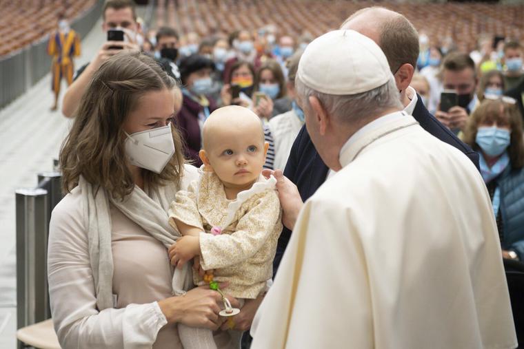 Pope Francis blesses a child while meeting with pilgrims taking part in an ecumenical pilgrimage October 25, 2021 in Vatican City. Pope Francis blesses a child while meeting with pilgrims taking part in an ecumenical pilgrimage October 25, 2021 in Vatican City.