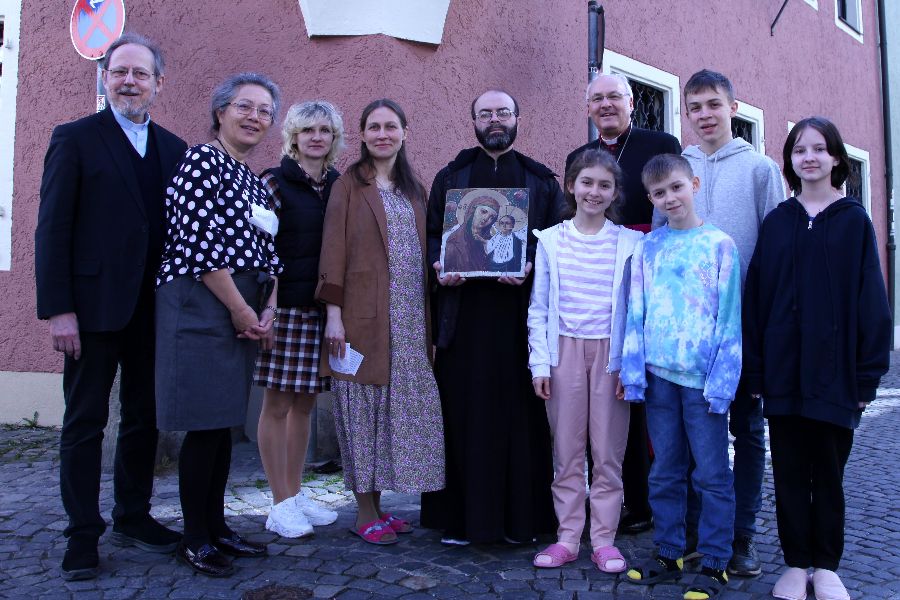 Bishop Rudolf Voderholzer with Ukrainian refugees in front of Msgr. Georg Ratzinger’s former home. Bishop Rudolf Voderholzer with Ukrainian refugees in front of Msgr. Georg Ratzinger’s former home.