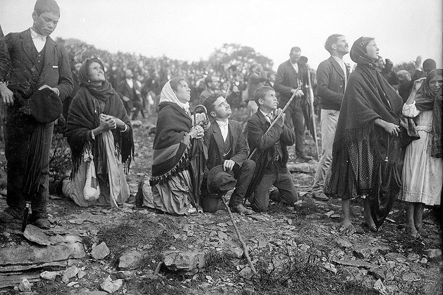Crowds looking at the Miracle of the Sun, occurring during the Our Lady of Fatima apparitions. Crowds looking at the Miracle of the Sun, occurring during the Our Lady of Fatima apparitions.