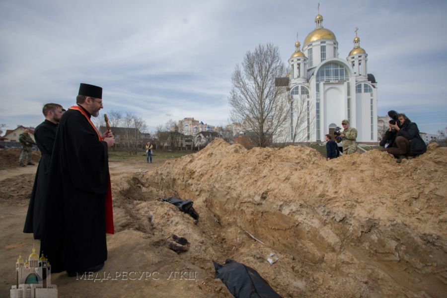 Ukrainian Catholic Leader Prays at Mass Grave in Bucha