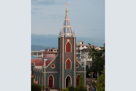 40 Soldiers Invade Catholic Cathedral, Detain Archbishop in Myanmar