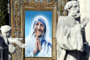 A tapestry depicting Mother Teresa hangs in St. Peter’s Square during her beatification ceremony led by Pope John Paul II Oct. 19, 2003. A tapestry depicting Mother Teresa hangs in St. Peter’s Square during her beatification ceremony led by Pope John Paul II Oct. 19, 2003.