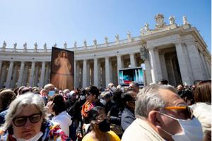 Crowds in St. Peter’s Square on Divine Mercy Sunday 2022 listen to Pope Francis’ Regina Caeli reflection.