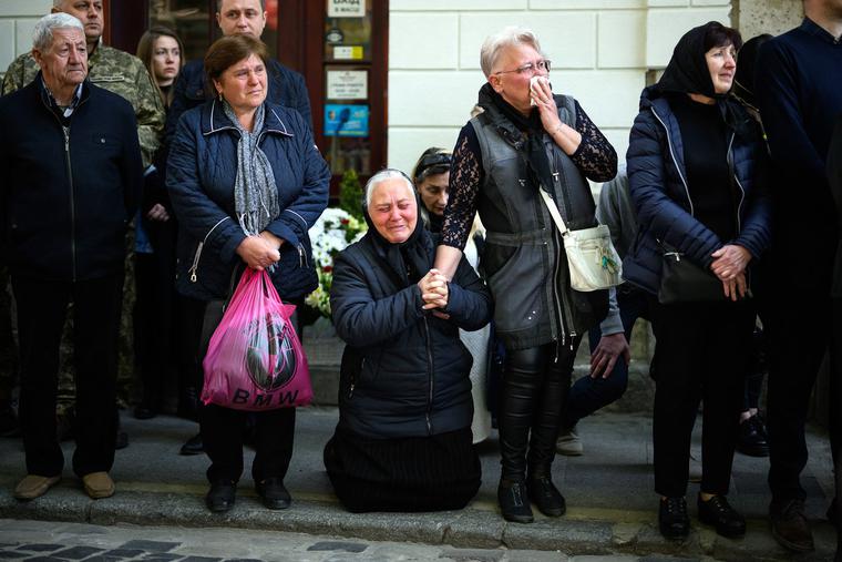 Galina Malets (c) drops to her knees as she sees the coffin of her brother at Sts. Peter and Paul Garrison Church Thursday. Her brother, Igor Malets, a 59-year-old soldier, was wounded April 27 in Izyum and died April 30 in the hospital in Dnipro. Galina Malets (c) drops to her knees as she sees the coffin of her brother at Sts. Peter and Paul Garrison Church Thursday. Her brother, Igor Malets, a 59-year-old soldier, was wounded April 27 in Izyum and died April 30 in the hospital in Dnipro.