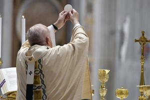 Pope Francis elevates the Host during consecration at Easter Sunday Mass April 4, 2021, in St. Peter’s Basilica. Pope Francis elevates the Host during consecration at Easter Sunday Mass April 4, 2021, in St. Peter’s Basilica.