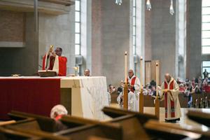 Abbot James Albers of St. Benedict’s Abbey in Atchison, Kansas, elevates the chalice at the Pentecost Vigil Mass on Saturday. Abbot Albers has instituted a policy of ad orientem Masses. Abbot James Albers of St. Benedict’s Abbey in Atchison, Kansas, elevates the chalice at the Pentecost Vigil Mass on Saturday. Abbot Albers has instituted a policy of ad orientem Masses.