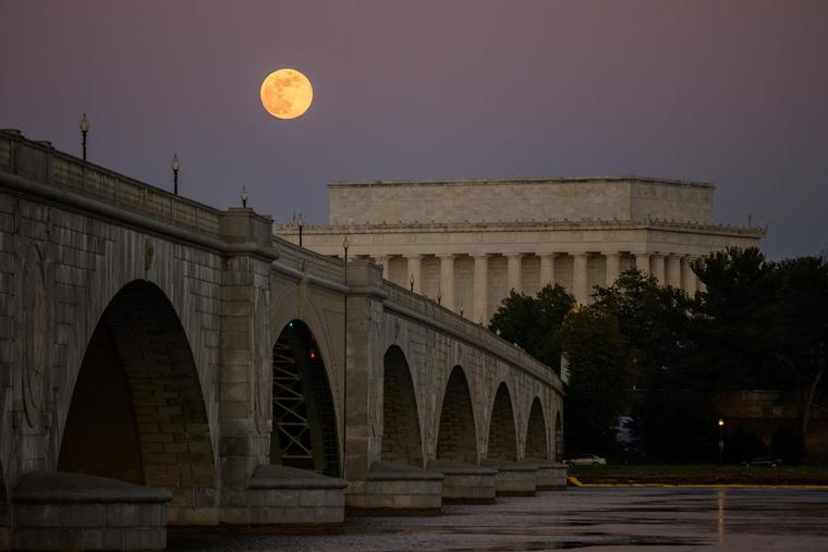 <p>The full Moon, also known in January as the Wolf Moon, rises above the Lincoln Memorial and the Memorial Bridge, Monday, Jan. 13, 2025, as seen from Arlington, Virginia. Photo Credit: (NASA/Bill Ingalls)</p>