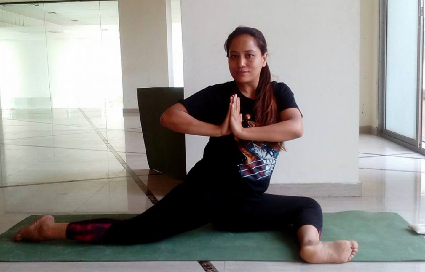 Yoga coach helps patients after testing positive herself