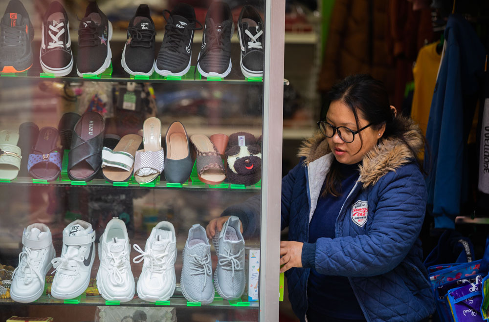 Female migrant workers hold up half the sky