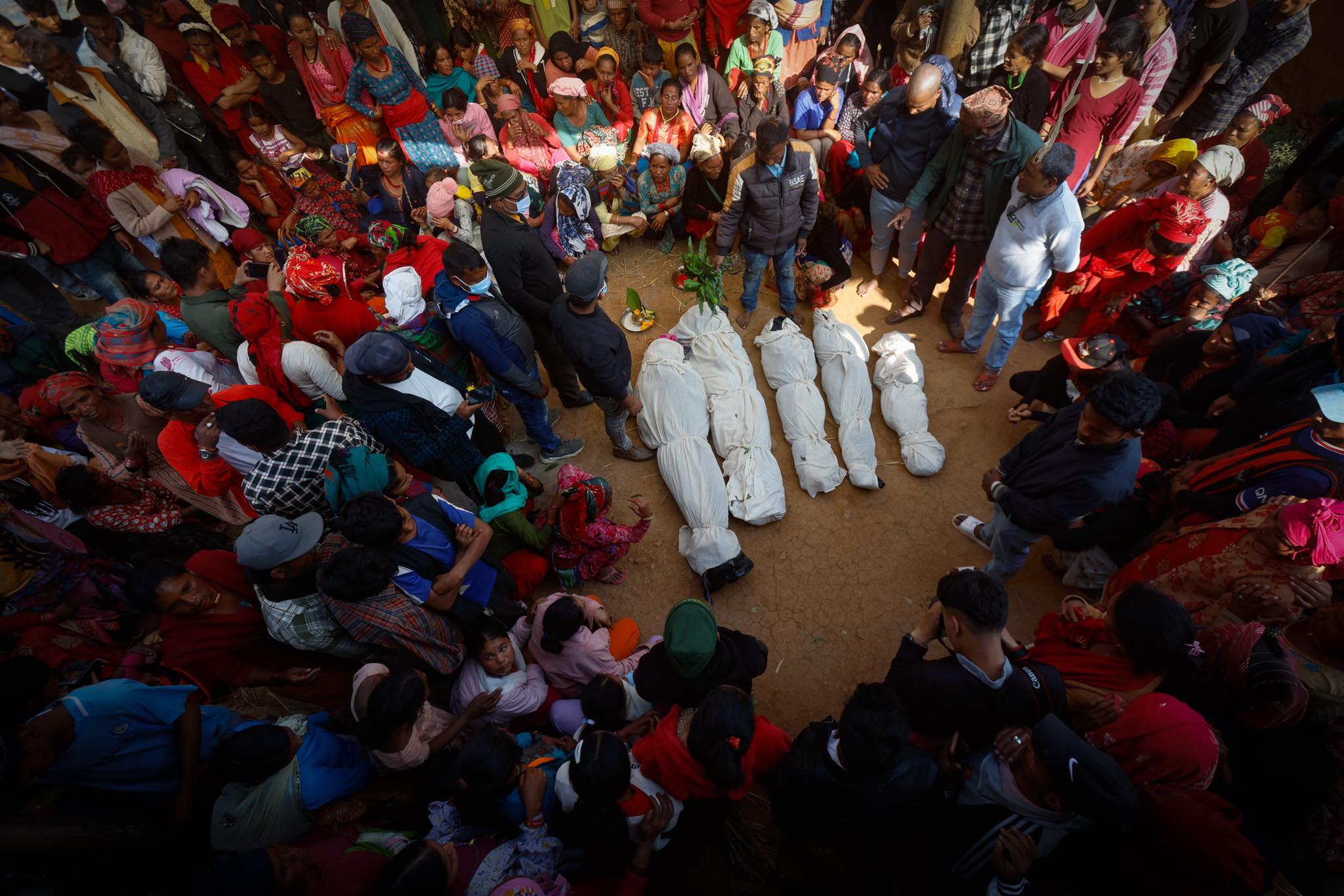 Nepal quake survivors wait for kin to return