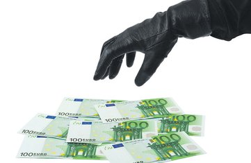 Krađa novca, Crna ruka, Novac