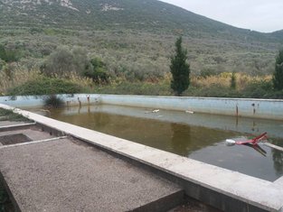 Uništeni bazen u nekadašnjem vojnom kompleksu