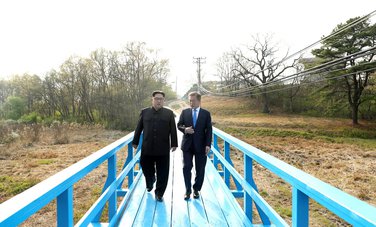 Mun Džae In i Kim Džong Un