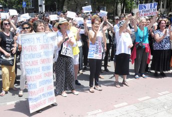 Majke protest Skupština