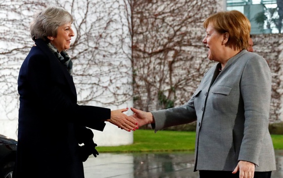 Tereza Mej i Angela Merkel