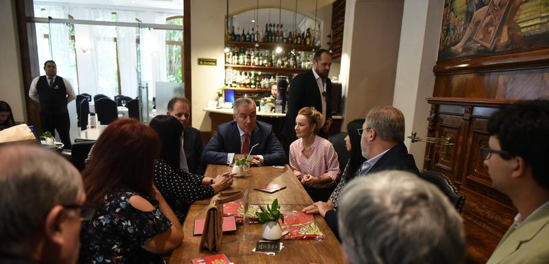 Đukanović tokom susreta s predstavnicima Crnogorske zajednice u Asunsionu