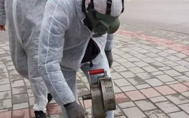 Mitrović ispred zgrade Opštine