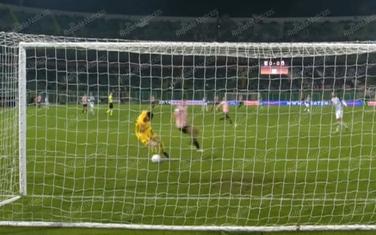 Golman Askolija postiže autogol