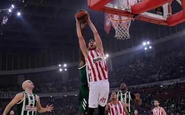 Nikola Milutinov na meču sa Panatinaikosom