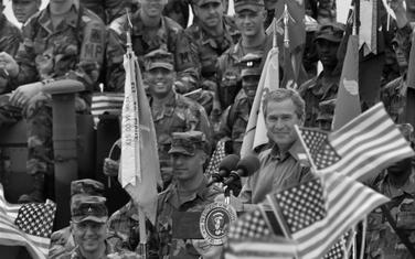 Džordž Buš u bazi Bondstil na Kosovu 2001.
