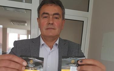 Lekić sa rukavicama za koje tvrdi da su plaćene znatno skuplje