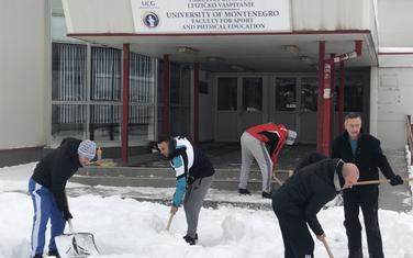 Zaposleni i studenti čistili snijeg ispred fakulteta u Nikšiću