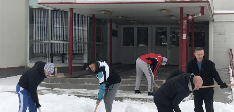 Zaposleni i studenti čistili snijeg ispred fakulteta u Nikšiću