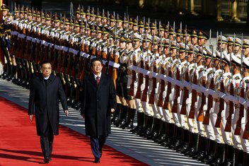 Šinzo Abe, Peking