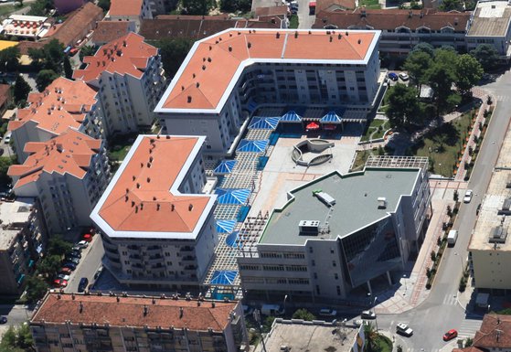 Kompleks na trgu Magnolija, Tivat