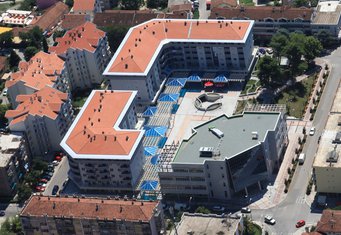 Kompleks na trgu Magnolija, Tivat