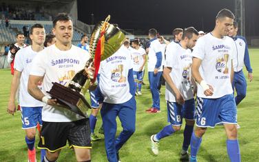 Vladan Giljen, kapiten Sutjeske, sa šampionskim peharom iz prošle sezone