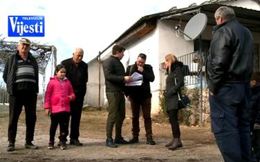 Stanovnici baraka u razgovoru sa novinarom Televizije Vijesti