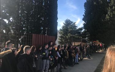 Đaci tijelima spriječili radove