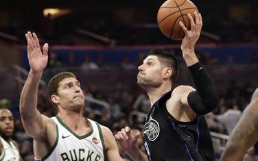 Nikola Vučević u duelu sa Brukom Lopesom iz Milvokija
