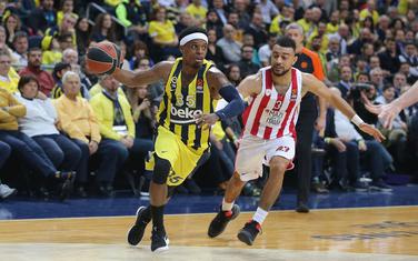 Li Dikson (Fenerbahče) napada koš Olimpijakosa