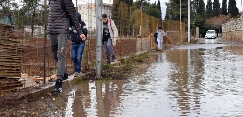 Đaci pokušavaju da dođu do škole u Donjoj Gorici