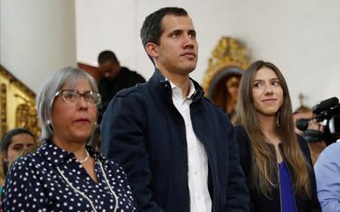 Guaido sa majkom i suprugom na misi