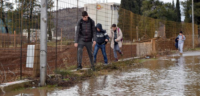 Đaci kroz jezero do škole: Prilaz školi
