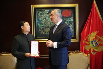 Cui Dživei, Milo Đukanović