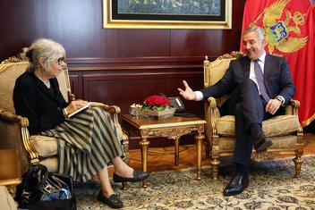Mariz Davije, Milo Đukanović
