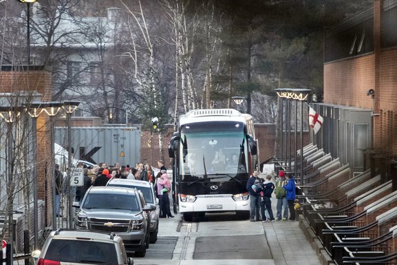 Autobus koji prevozi američke diplomate