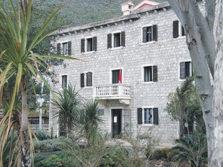 Crvena komuna Petrovac
