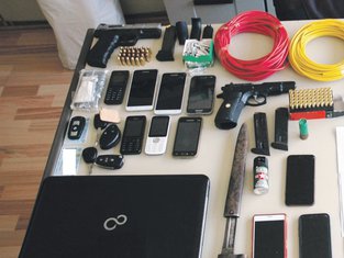 Pištolji, municija, mobilni telefoni