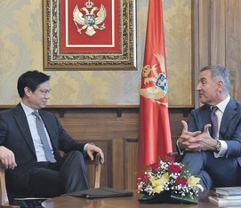 Brajan Hojt Ji, Milo Đukanović