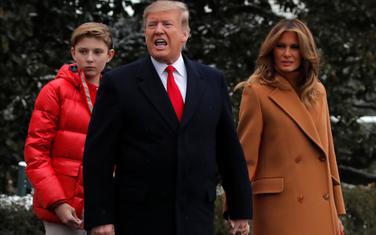 Donald Tramp sa suprugom Melanijom i sinom Baronom